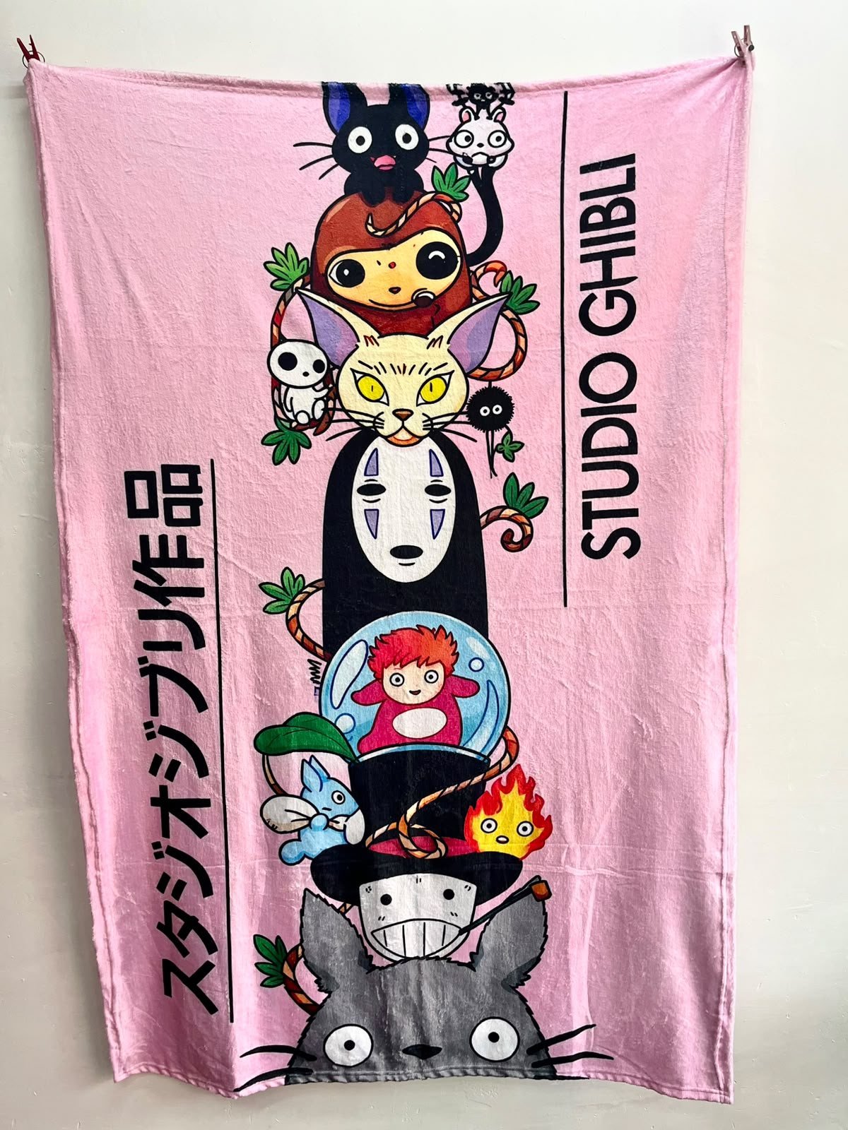 Frazada viajera anime: Studio Ghibli con Totoro, Sin Cara, Ponyo, Jiji y Calcifer sobre fondo rosa — foto de la frazada real