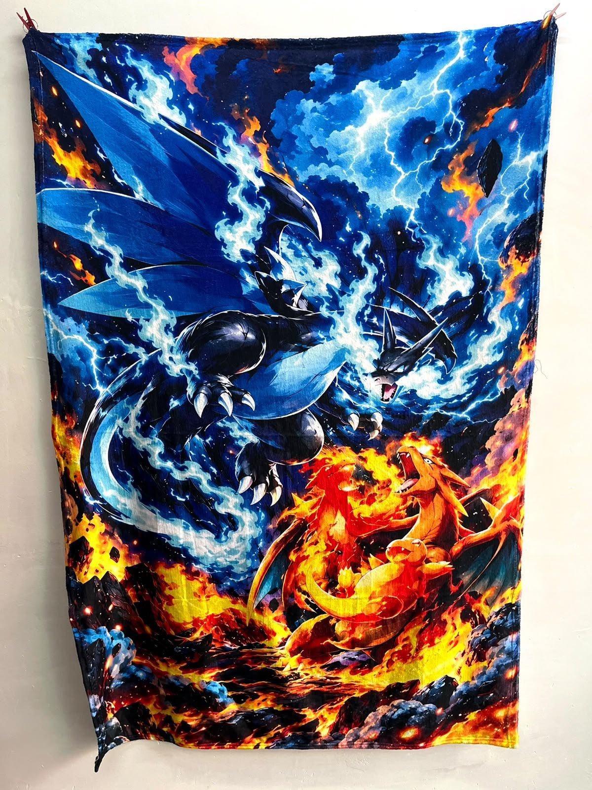 Frazada viajera anime: Mega Charizard X azul contra Charizard de fuego de Pokémon — foto de la frazada real