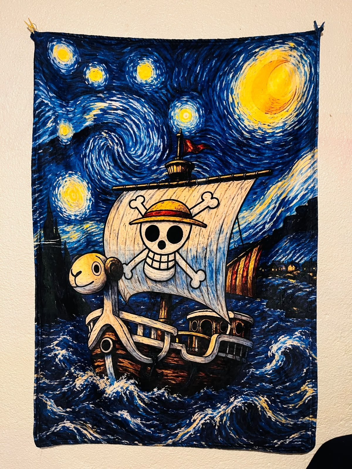 Frazada viajera anime: el barco Thousand Sunny de One Piece en una noche estrellada estilo Van Gogh — foto de la frazada real