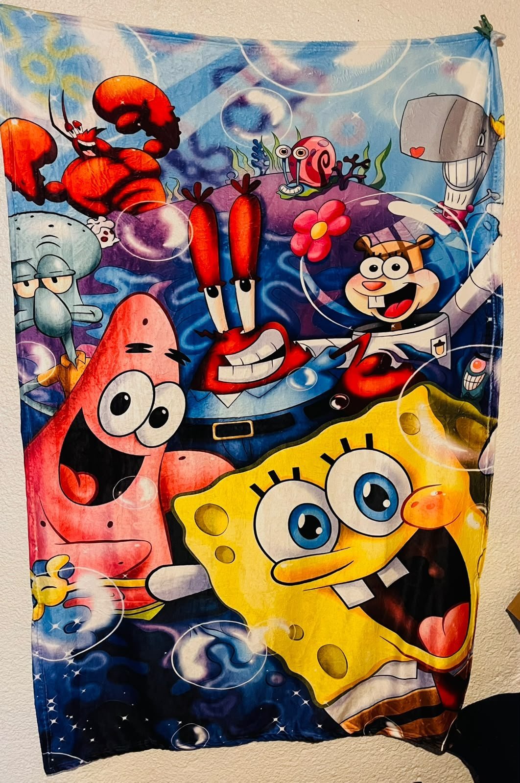 Frazada viajera de Bob Esponja: Bob Esponja y Patricio en primer plano con Don Cangrejo, Arenita, Calamardo y Gary entre burbujas — foto de la frazada real