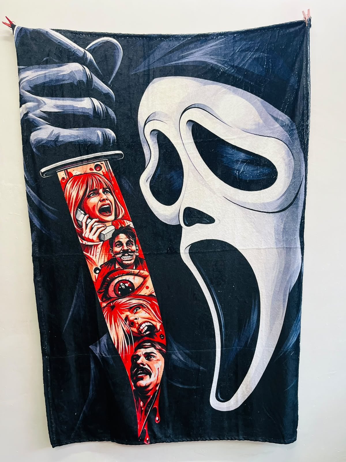 Frazada viajera de terror: máscara de Ghostface de Scream con cuchillo ensangrentado — foto de la frazada real