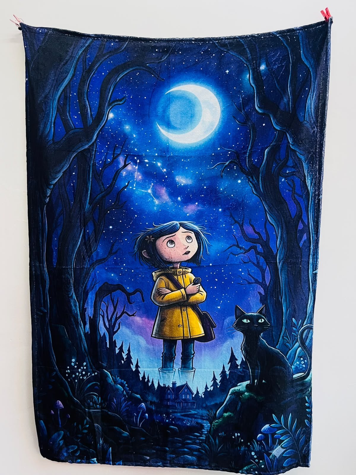 Frazada viajera de terror: Coraline en un bosque nocturno bajo la luna junto al gato negro — foto de la frazada real