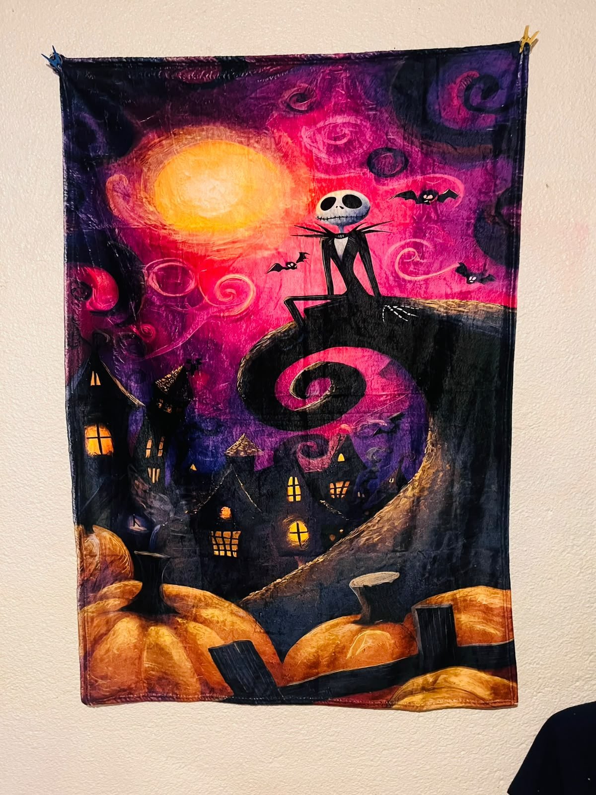 Frazada viajera de terror: Jack Skellington en la colina espiral bajo la luna — foto de la frazada real