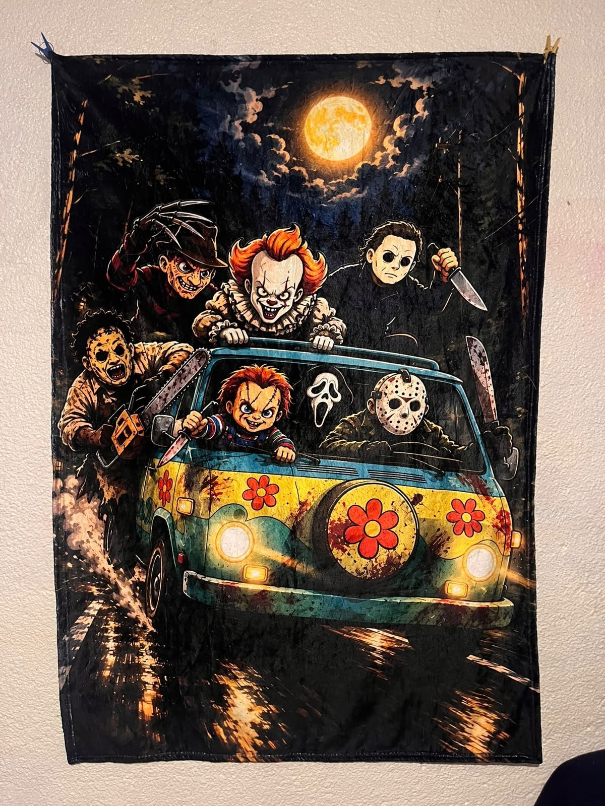 Frazada viajera de terror: la camioneta de los villanos (Pennywise, Chucky, Jason, Freddy y más) de noche — foto de la frazada real