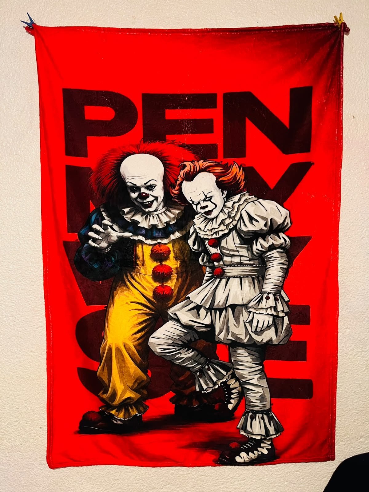 Frazada viajera de terror: dos Pennywise de It sobre fondo rojo — foto de la frazada real