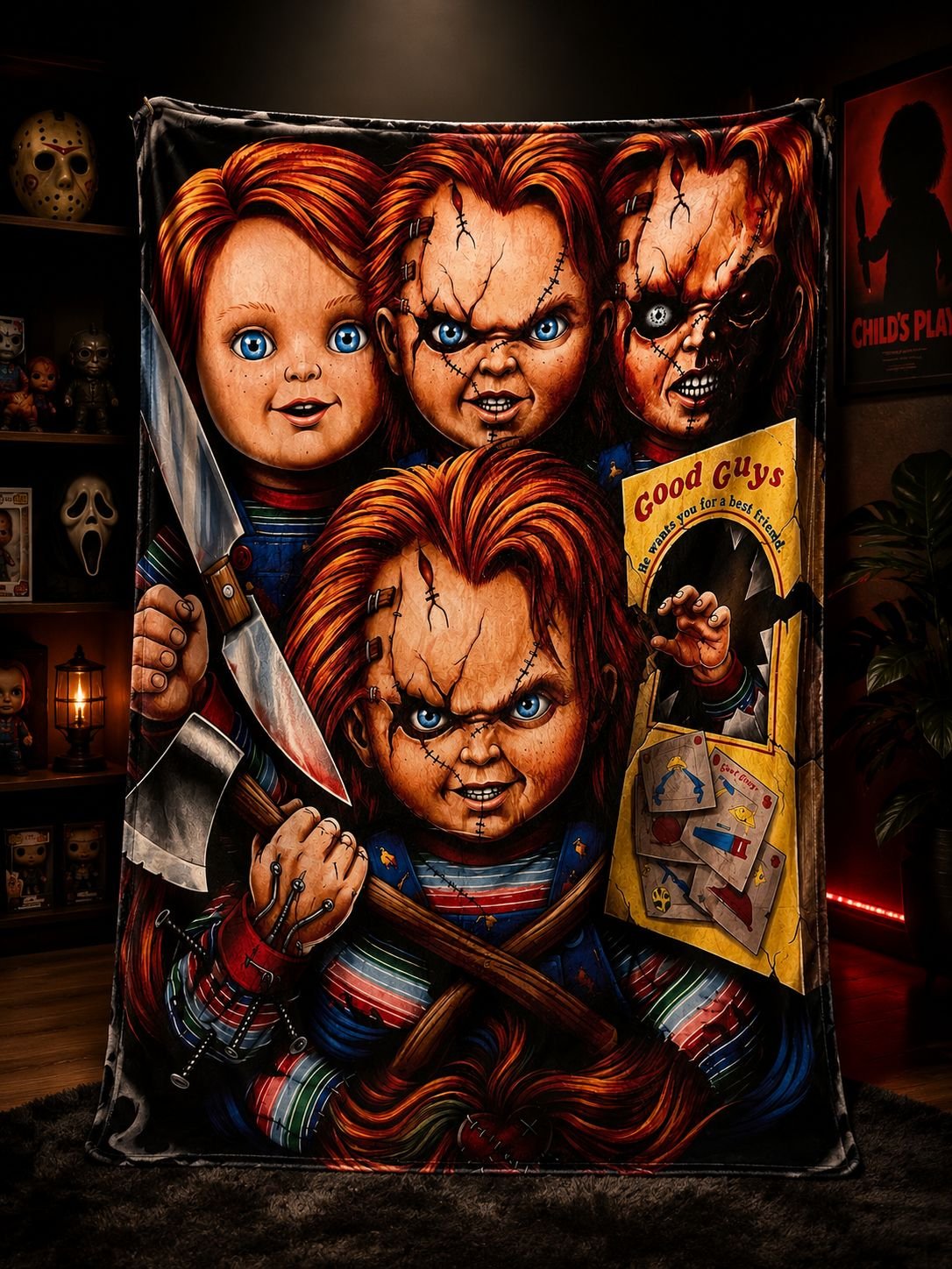 Frazada viajera de terror: collage de las versiones de Chucky con cuchillo y hacha frente a la caja Good Guys — foto de la frazada real