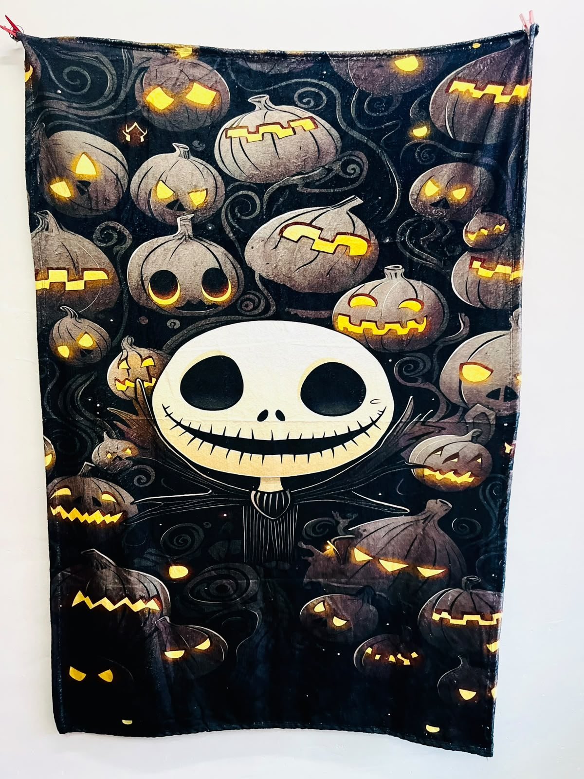 Frazada viajera de terror: Jack Skellington de El extraño mundo de Jack rodeado de calabazas — foto de la frazada real