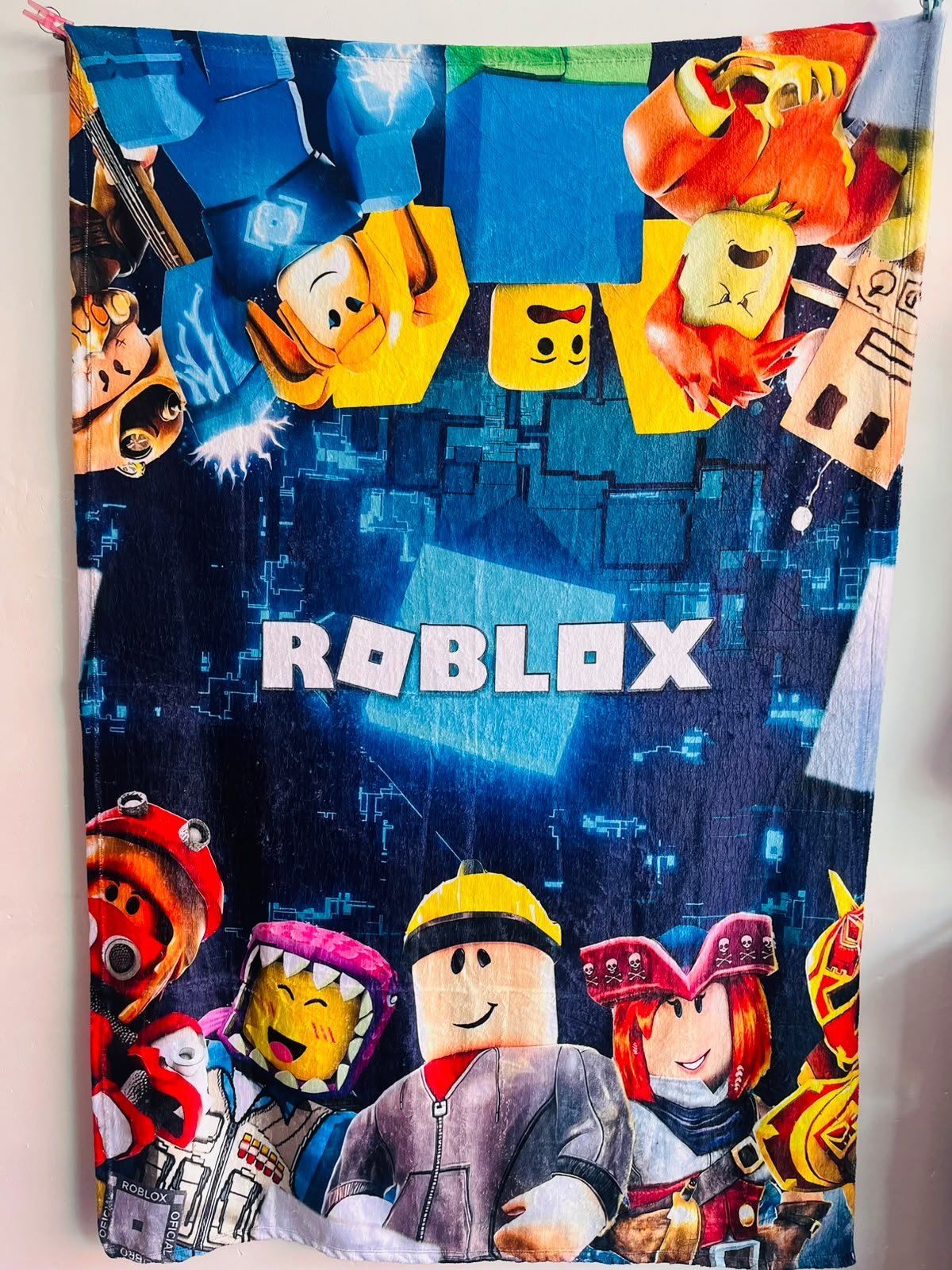 Frazada viajera Roblox con personajes del juego y el logo al centro — foto de la frazada real