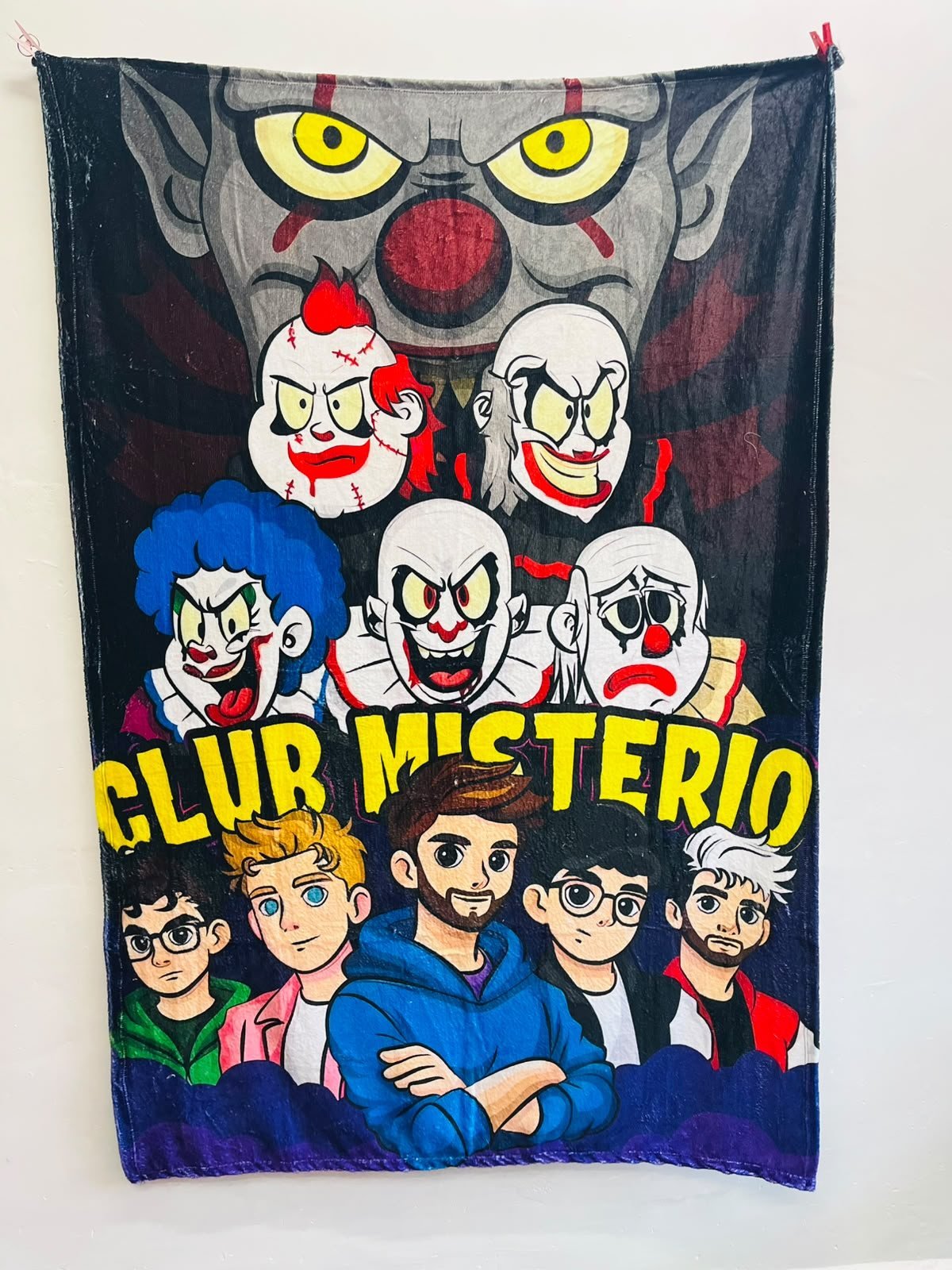 Frazada viajera Club Misterio con los integrantes del club y payasos de terror — foto de la frazada real