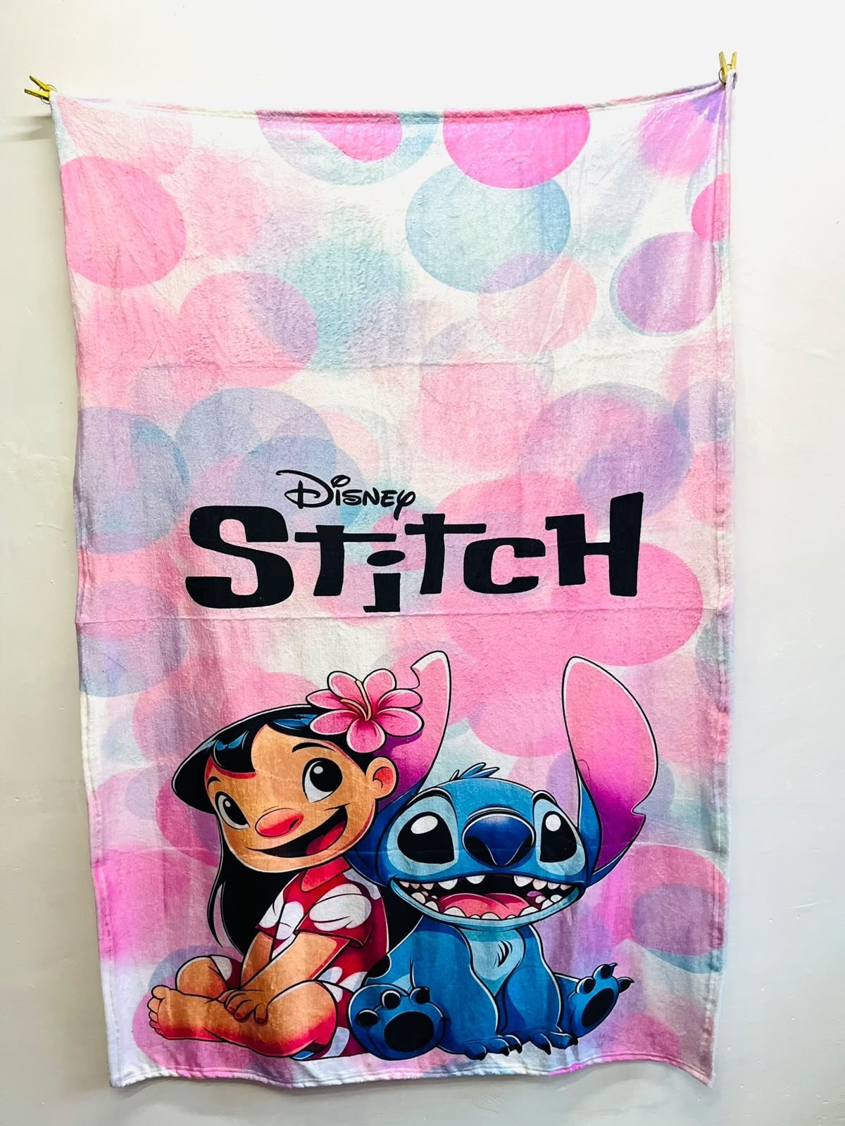Frazada viajera de Stitch con Lilo y Stitch sobre fondo rosa — foto de la frazada real