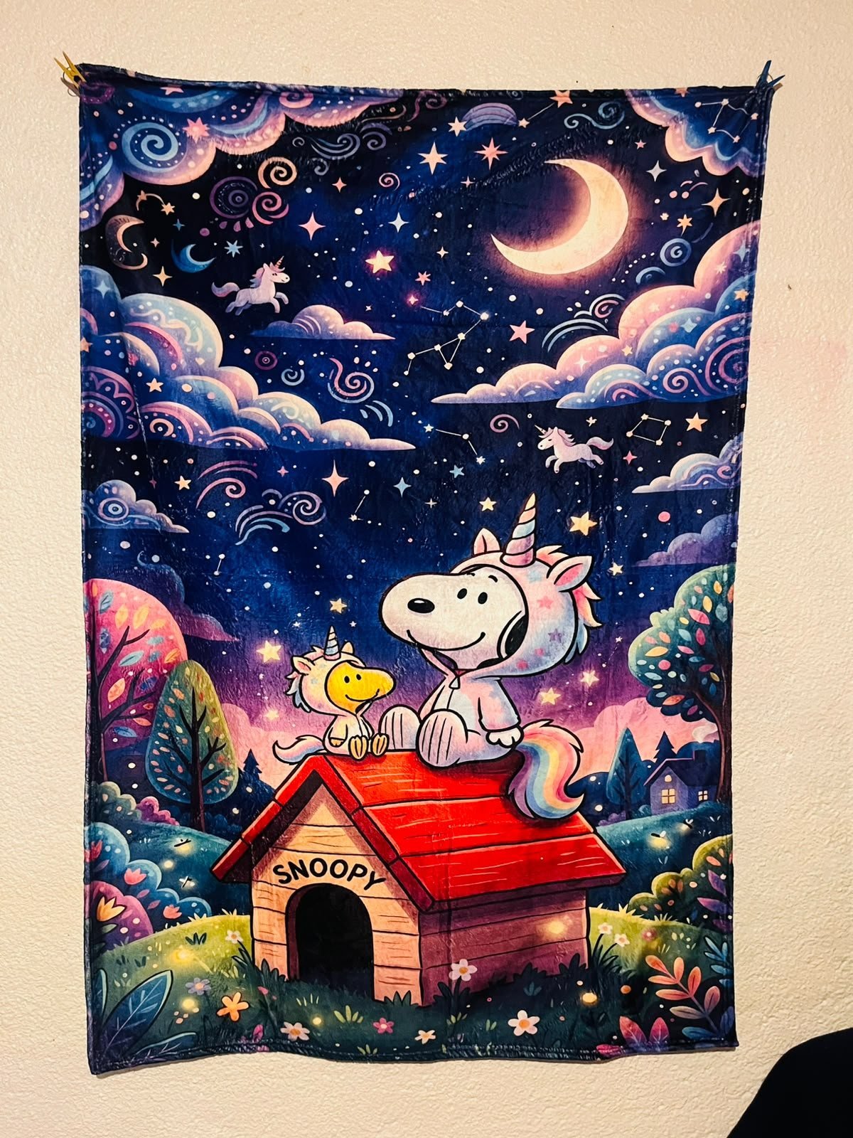 Frazada viajera de Snoopy en su casita bajo un cielo estrellado con luna — foto de la frazada real