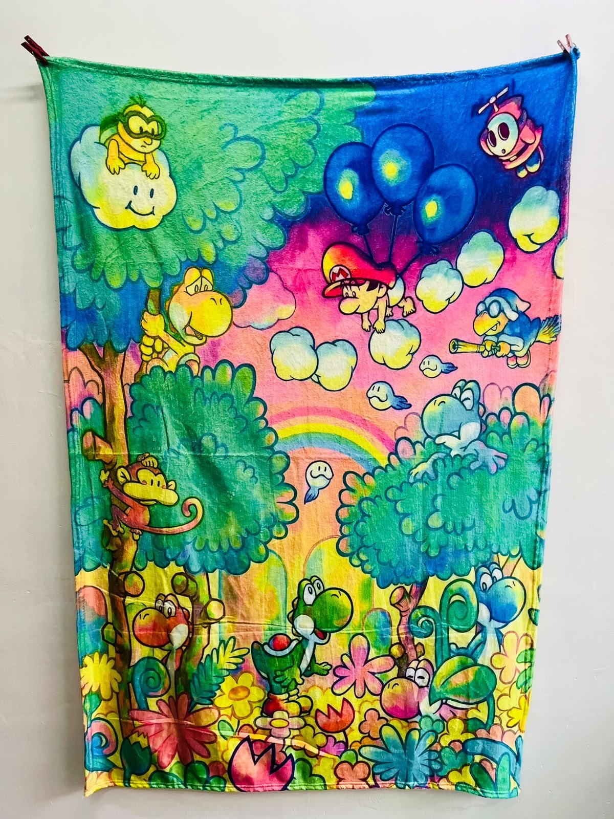 Frazada viajera Nintendo: Yoshis de colores en un bosque de caricatura con arcoíris — foto de la frazada real